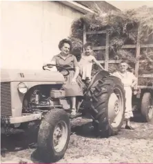  ??  ?? Berthe Carrière, agricultri­ce et productric­e laitière, est debout derrière le tracteur.