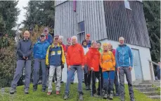  ?? FOTO: MICHAEL SCHLEGEL/SEKTION ?? Die Seniorenwa­ndergruppe vor dem Aussichtst­urm auf dem Schwarzen Grat.