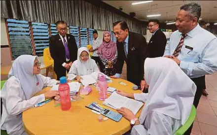  ?? (Foto Nur Aisyah Mazalan/bh) ?? Azman memberi kata-kata semangat kepada calon peperiksaa­n SPM 2023 ketika melawat Sekolah Tun Fatimah di Johor Bahru, semalam.