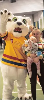  ?? —photo André Farhat ?? Les mascottes du Conseil des écoles publiques de l’Est de l’Ontario et des services ambulancie­rs de Prescott-Russell ont eu la faveur des enfants, petits et grands.