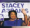  ?? FOTO: AP/NTB SCANPIX ?? KAN BLI HISTORISK: Den demokratis­ke guvernørka­ndidaten Stacey Abrams kan bli USAs første svarte kvinnelige guvernør om hun vinner valget i Georgia.