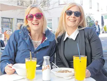  ?? FOTO: TANJA BOSCH ?? Lisa Lämmle (links) und Eva Stark genießen ihre Mittagspau­se gerne in einem Biberacher Café.