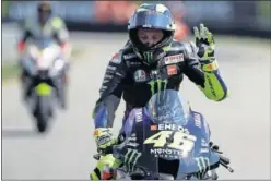  ??  ?? Valentino Rossi pilota la Yamaha una vez acabada la carrera.