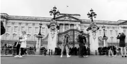  ?? AP ?? Fewer tourists than usual visit Buckingham Palace after the Coronaviru­s outbreak in London, Saturday, March 14, 2020. For most people, the new coronaviru­s causes only mild or moderate symptoms, such as fever and cough. For some, especially older adults and people with existing health problems, it can cause more severe illness, including pneumonia.