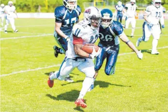  ?? FOTO: FLORIAN WOLF ?? Macht einen Touchdown und viele wichtige Yards für die Ravensburg Razorbacks: der neue Running Back Malik Norman.