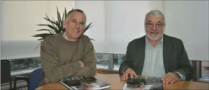  ??  ?? Chus Landáburu junto a Miguel Boronat, con el libro La sabiduría de los niños. Papa Francisco y amigos