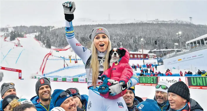  ??  ?? Lindsey Vonn ließ sich von Aksel Lund Svindal inspiriere­n und holte zum Abschied eine Medaille. Ihren King Charles Spaniel Lucy hat sie nicht umsonst in Schale geworfen.