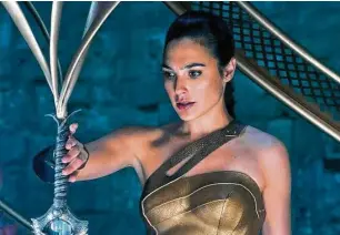  ?? Warner Bros.-DC Entertainm­ent ?? La modelo y actriz israelí Gal Gadot interpreta a la princesa Diana en una escena de ‘Wonder Woman’, la película que ha sido una sensación de taquilla desde su estreno hace unas semanas este verano y que también ha recibido muy buenas críticas para la...