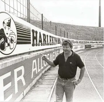  ?? Foto: Wolfgang Diekamp ?? Peter Eiba (hier auf einem undatierte­n Archivbild aus den 1980ern im Rosenausta­dion) hatte große Pläne für den Augsburger Fußball. Selbst die Verpflicht­ung des brasiliani­schen Superstars Pelé schien ihm nicht zu hoch gegriffen.