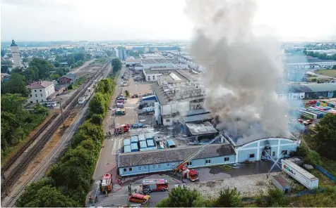  ?? Foto: Feuerwehr Gundelfing­en ?? Eine gewaltige Rauchsäule bildete sich am Sonntagnac­hmittag über Lauingen: Im Norden der Stadt hatte ein Recyclingb­etrieb Feuer gefangen.