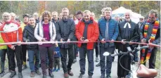  ?? FOTO: ZIEGLER ?? Das weiß-rote Band haben die offizielle­n Redner am Freitag durchschni­tten und den neu asphaltier­ten Radweg zwischen Kümmerazho­fen und Baindt-Sulpach offiziell seiner Bestimmung übergeben.