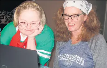  ?? SUSAN DEGRANE/DAILY SOUTHTOWN ?? Lisa Mulcrone, right, and her sister, Sioban Clancy, visit with Special Olympic Chicago athletes and their families via Zoom following a recent online cooking lesson.