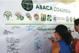  ??  ?? Coalition members and various stakeholde­rs signed a pledge of commitment to the advancemen­t of the abaca industry in the country.