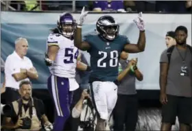  ?? MATT ROURKE — THE ASSOCIATED PRESS ?? Philadelph­ia Eagles’ Wendell Smallwood (28) reacts after scoring a touchdown against Minnesota Vikings’ Eric Kendricks (54) during the second half of an NFL football game Sunday.