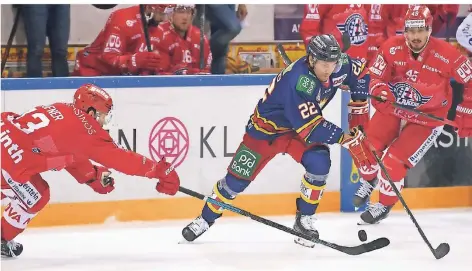  ?? FOTO: BIRGIT HÄFNER ?? Chad Nehring (blauer Dress) bei einem für ihn typischen dynamische­n Antritt gegen den SC Rapperswil-jona Lakers.