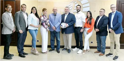  ?? ?? Desde la izquierda, Julio E. Castro C., Manuel Acevedo, Hecmary Ugarte, Genald Senior, Nelson Rodríguez (driector de elCaribe), Jorge Allen Bauger (director ejecutivo LDF), Manuel Rodríguez, Génesis Betancourt, Carlos Ramírez y Frank Camilo (director de CDN Deportes).