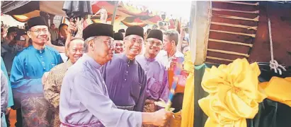  ?? — Gambar Jeffery Mostapa ?? RAIKAN AIDILFITRI: Adenan memukul beduk sebagai simbolik sambutan Ramah-Tamah Aidilfitri Peringkat Daerah Lundu, se-