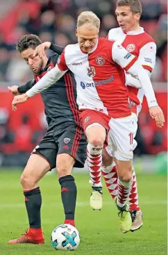  ?? FOTO: IMAGO ?? 0:1 in Karnevalst­rikots: Im Hinspiel in Ingolstadt konnten Havard Nielsen (vorn) und Marcel Sobottka gegen Christian Träschs FCI nichts ausrichten.