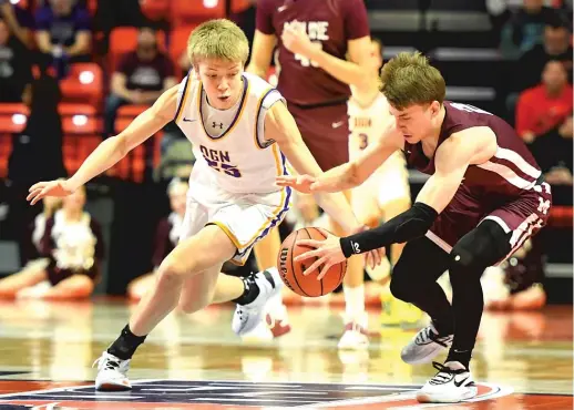  ?? KIRSTEN STICKNEY/SUN-TIMES ?? @michaelsob­rien
Moline’s Brock Harding (right, battling Downers Grove North’s Alex Miller) scored 14 of his game-high 21 points in the game’s first 4:30.