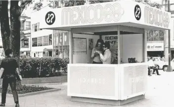  ??  ?? Módulo de informació­n instalado sobre Avenida Reforma en 1968. Edecanes daban folletos con las fechas, horarios y sedes de las competenci­as olímpicas.