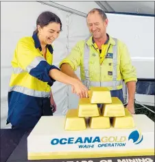  ?? PHOTO / SUPPLIED. ?? Cassie Craig and Rex Gilbert represente­d the most recent and long serving employees as they cut the ‘gold bar’ cake.