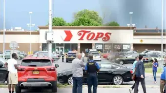  ?? AFP/VNA Photo ?? Buffalo Police on scene at a Tops Friendly Market on Saturday in Buffalo, New York. According to reports, at least 10 people were killed after a mass shooting at the store with the shooter in police custody.