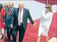  ?? . ?? TENSIÓN. En los últimos meses se ha evidenciad­o la tensión entre el matrimonio Trump; en algunos momentos Melania ha aceptado ser cogida de la mano por su esposo, pero en otras lo ha rechazado claramente, como sucedió en dos ocasiones durante la actual...