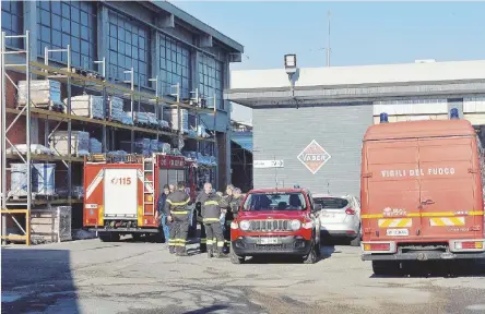  ?? Ansa ?? I vigili del fuoco all'interno della fabbrica Vaber di strada San Mauro a Torino dopo il grave incidente