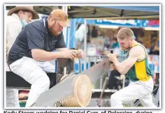  ?? ?? Kody Steers wedging for Daniel Gurr, of Deloraine, during the 375mm single-sawing at the Hobart Show.