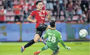  ??  ?? Muang Thong’s Peerapat Notechaiya scores the winning goal against Police Tero at SCG Stadium yesterday.