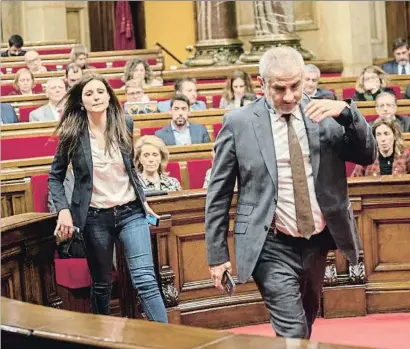  ?? MANÉ ESPINOSA ?? Adelanto en plena carrera Carlos Carrizosa precede a Lorena Roldán mientras ambos se dirigen a la salida del hemiciclo del Parlament de Catalunya durante un pleno