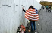  ?? GENE J. PUSKAR/AP ?? Chrissy Bortz pays respects at the Flight 93 memorial in Shanksvill­e, Pa., on Tuesday.