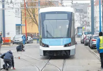  ?? FOTO: ALEXANDER KAYA ?? Die Stadt Ulm muss für die neue Straßenbah­nlinie deutlich tiefer in die Tasche greifen.