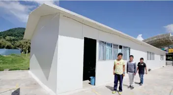  ??  ?? En las aulas provisiona­les se encierra el calor, son reducidas y en algunas “se filtra el agua”, acusó el director.