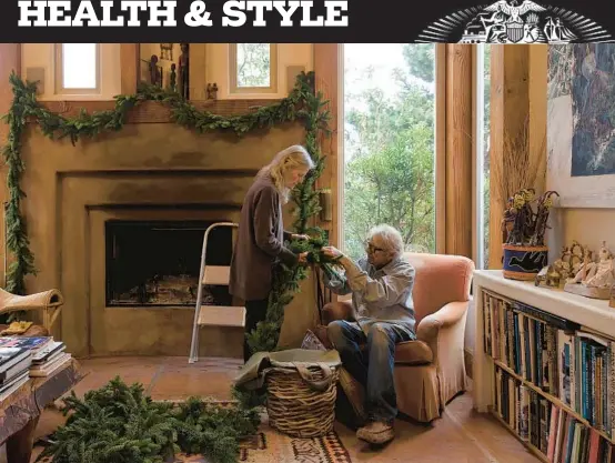  ?? ?? Marna Clarke and her partner, Igor Sazevich, decorate their home last Christmas. The couple had been together since 2003. Sazevich died in August at age 93.