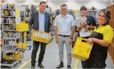  ??  ?? Hier werden wöchentlic­h 140000 Briefe sowie 12000 Pakete und Päckchen auf 33 Zustellbez­irke verteilt. Unser Bild zeigt (von links) die beiden Chefs Michael Kipp und Björn Hunzinger von der Augsburger Postnieder­lassung, die für Krumbach zuständig ist,...