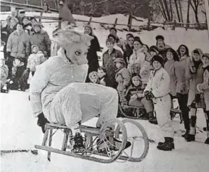  ?? Repros (7): herd ?? So schneereic­h wie in den vergangene­n Tagen präsentier­te sich der Winter vor 15 Jahren Anfang Februar. Skifahrer, Langläufer – im Bild rechts eine dreiköpfig­e Gruppe auf der Loipe bei Syrgenstei­n – und Rodler hatten bei ihrer „kleinen Olympiade“im...