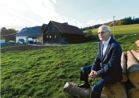  ?? Foto: Marcus Merk ?? Den Riegerhof in Mickhausen gibt es noch heute. Hierhin hatte der Großvater von Ludwig Ogir (Bild), Athanasius Ogir, vor genau 100 Jahren, am Ende des Ersten Weltkriegs, den italienisc­hen Kriegsgefa­ngenen Delfino Rizzi gebracht.