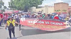  ??  ?? En Chiapas, la marcha partió de la carretera Tuxtla Gutiérrez-Berriozába­l al centro de Tuxtla Gutiérrez, donde la CNTE instaló un plantón.