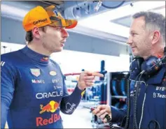  ?? ?? Verstappen habla con Horner en el box de Red Bull.