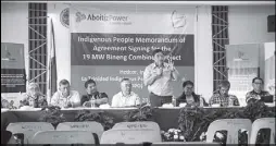  ??  ?? PARTNERS: Chris Faelnar thanks the IP community during the MOA signing for the Bineng combined project. The project will bring benefits to the IP community.