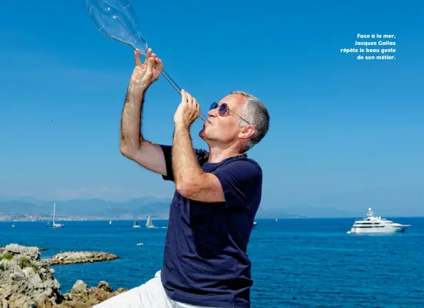  ??  ?? Face à la mer, Jacques Gallas répète le beau geste de son métier.