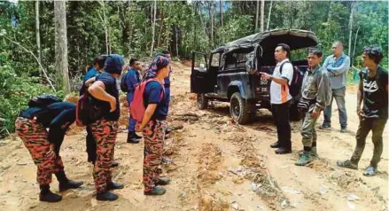  ?? [FOTO RAMLI IBRAHIM/BH] ?? Anggota SAR meneruskan operasi mengesan Lau See di Hutan Simpan Lebir, Gua Musang.