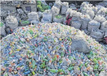  ?? FOTO: DPA ?? Plastikfla­schen in einer Recyclings­tation in China: Pekings Importstop­p für Plastikmül­l hat auch für Deutschlan­d Konsequenz­en.