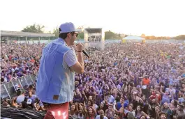  ??  ?? A dupla Matheus e Kauan (foto) também cantou na Arena Bahia Music