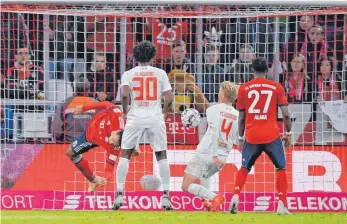  ?? FOTO: IMAGO. ?? Fabian Götze (Nummer 4) staubt zum 1:1 gegen den FC Bayern ab.