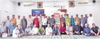  ??  ?? SAIFUDDIN (berdiri lapan dari kiri) dan Mamun (berdiri lapan dari kanan) bersama-sama Jawatankua­sa Masjid Taman Wawasan Tawau selepas pelancaran e-Derma.