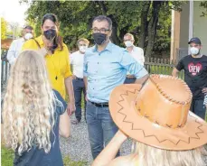  ?? FOTO: ?? Heiß begehrt bei den Kindern im Bdkj-zeltlager waren Autogramme der Grünenpoli­tiker.