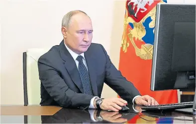  ?? ?? Putin, anteayer, al votar en forma electrónic­a en el Kremlin
