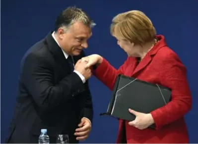  ?? © afp ?? Viktor Orban en Angela Merkel. Beiden zijn lid van de EVPfractie in het Europees Parlement.